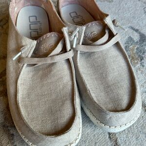 Hey Dude size 9 womens